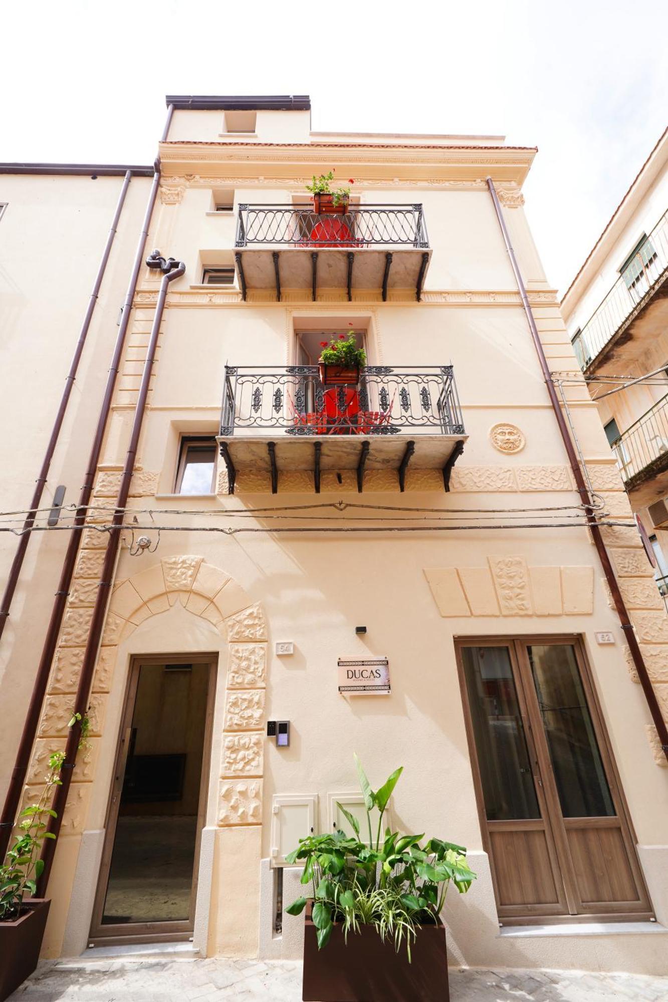Ducas Rooms And Suite Ласкари Экстерьер фото