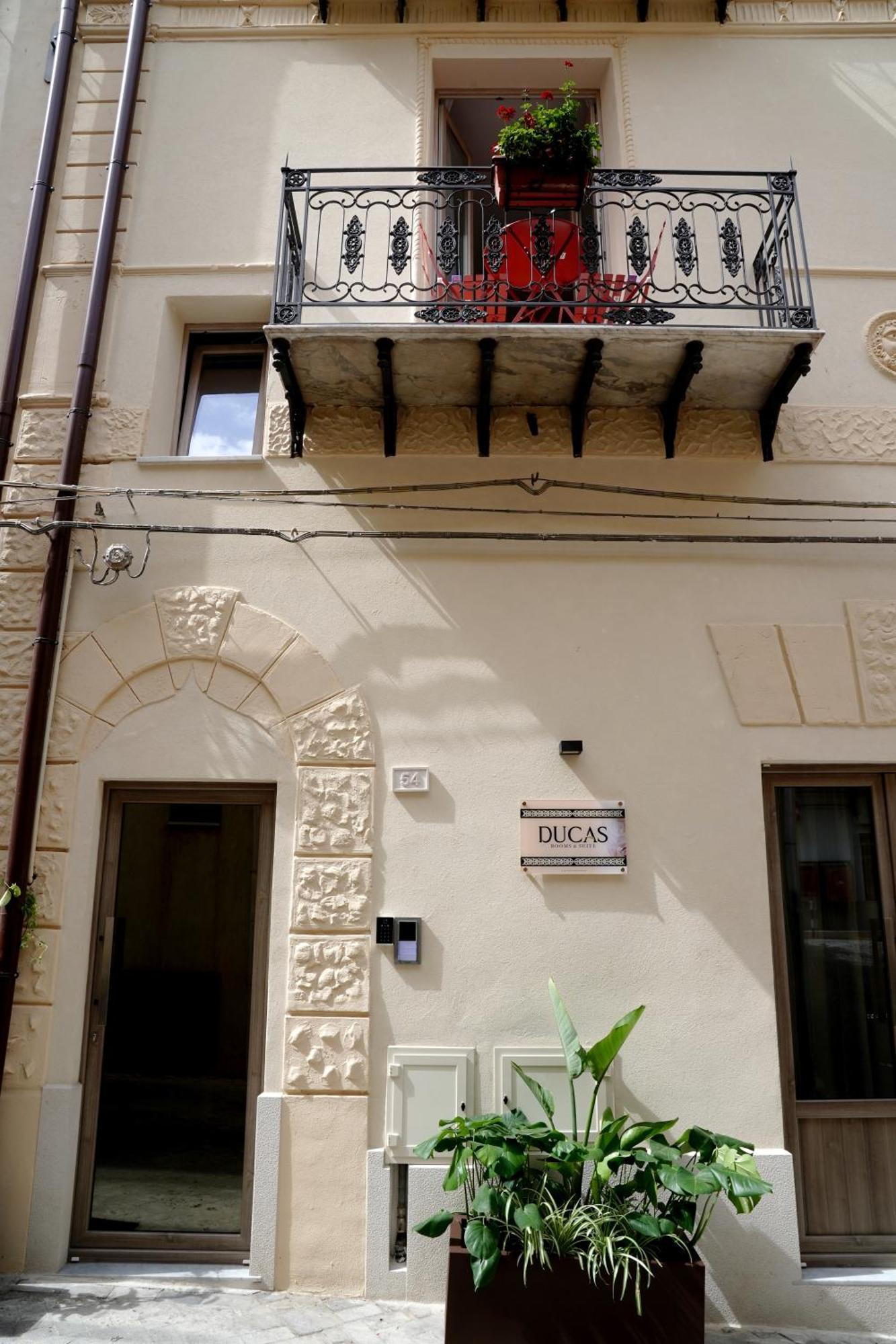 Ducas Rooms And Suite Ласкари Экстерьер фото