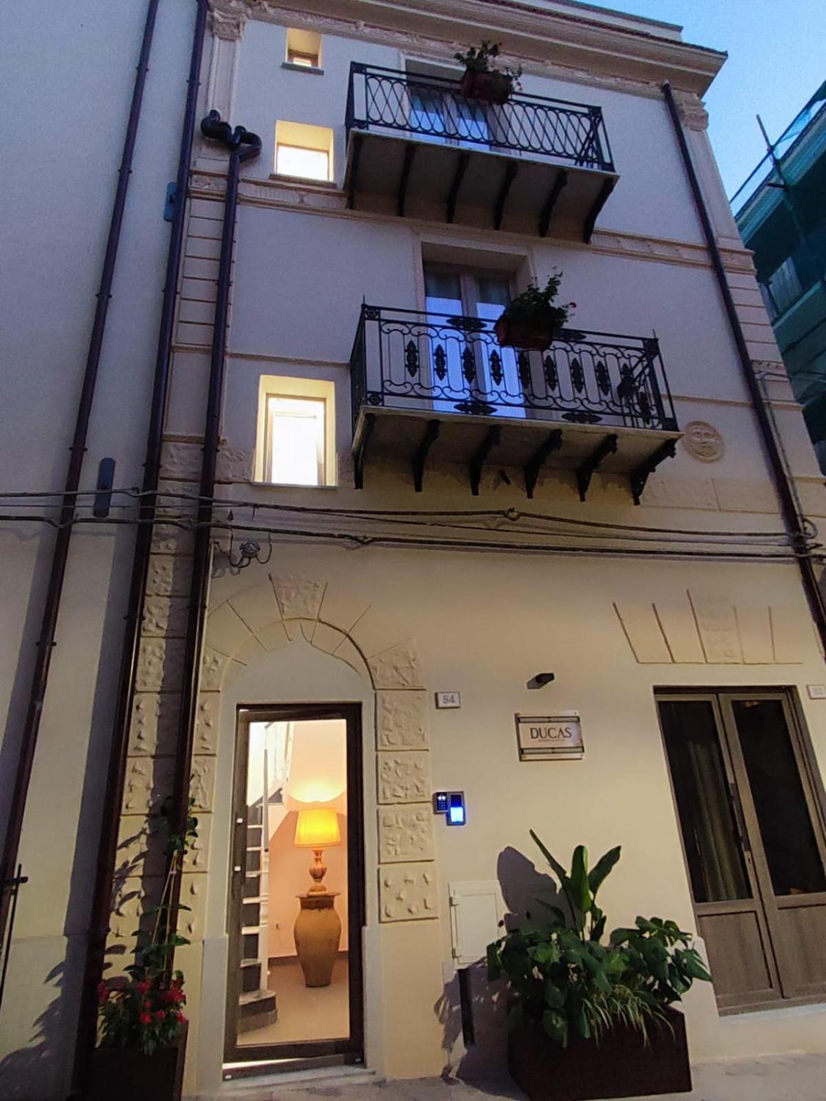 Ducas Rooms And Suite Ласкари Экстерьер фото